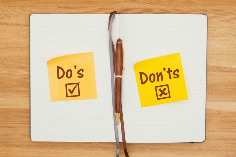 An open notebook with a pen and two sticky notes with	“Do's” and “Don'ts” written on them.