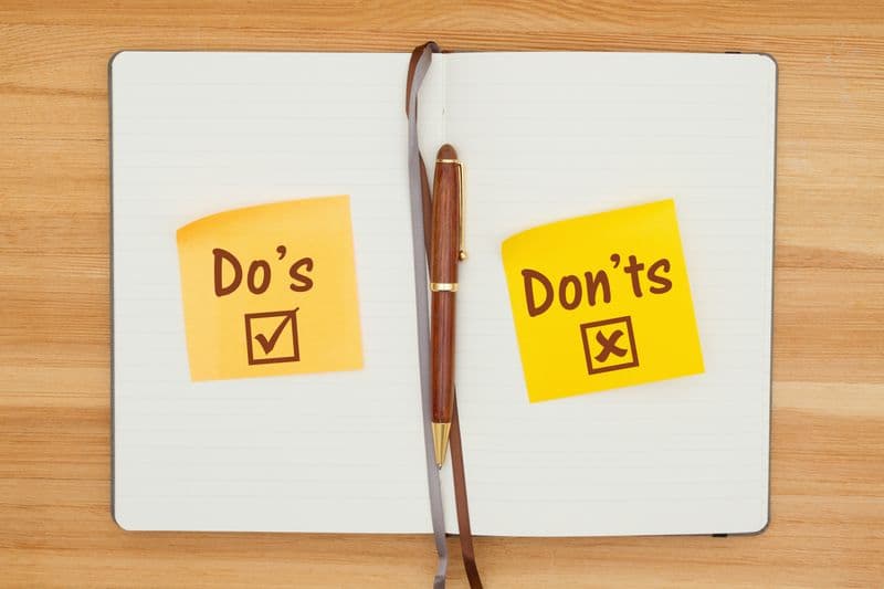 An open notebook with a pen and two sticky notes with	“Do's” and “Don'ts” written on them.